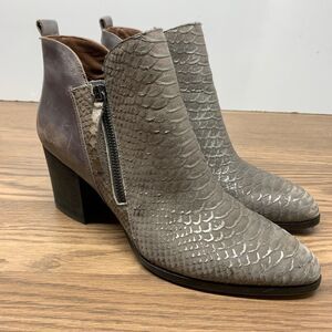 Donald J. Pliner Edyn side zip ankle boots size 9.5 M Snake Embossed Cowgirl